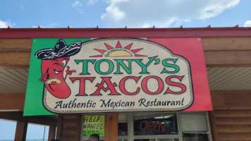 Tony's Tacos outside