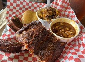 The Smokin' Pig Of Pendleton food