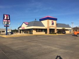 Braum's Ice Cream Dairy Store outside