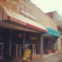 Pirates Pizza outside