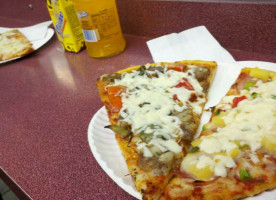 Roberto's Pizza food