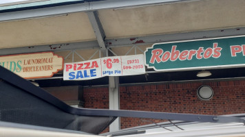 Roberto's Pizza outside