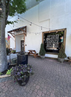 Briar Patch Marketplace Cafe outside