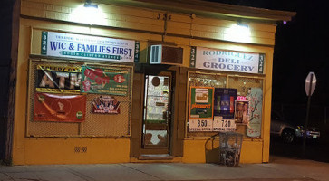 La Isle Deli Grocery outside