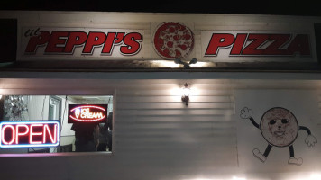 Lil Peppi's Pizza inside