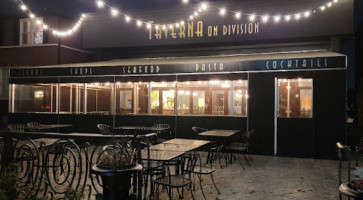 Taverna On Division inside