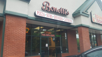 Bonetti's Pizza outside