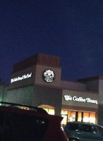 The Coffee Bean Tea Leaf outside