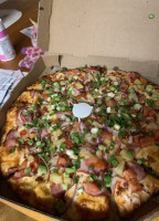 Round Table Pizza food