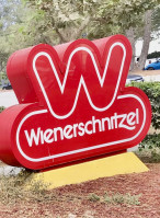 Wienerschnitzel outside