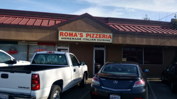 Roma's Pizzeria outside