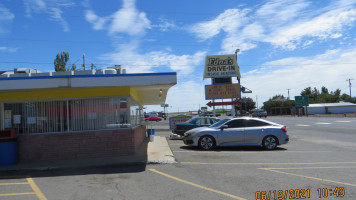 Edna's Drive-in outside