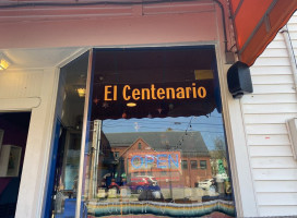 El Centenario outside