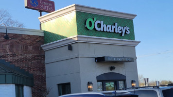 O'charley's Restaurant Bar outside