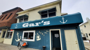 Gar's Lounge outside