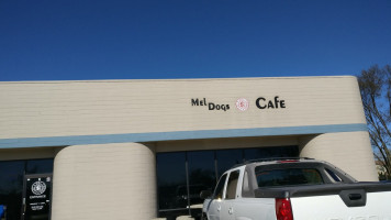 Mel Dog's Cafe outside