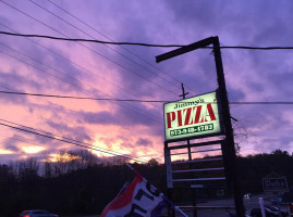 Nonno Lorenzo's Pizza outside