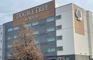 Doubletree By Hilton Omaha Southwest inside