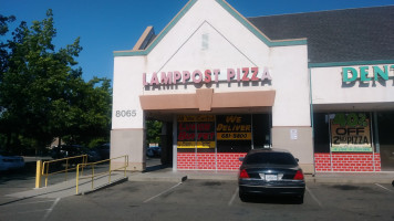 Lamppost Pizza food