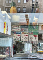 Gray's Papaya outside