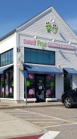 Sweetfrog outside