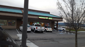 Rivera’s Taqueria Market outside