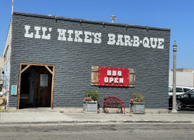 Lil' Mike's -b-que outside