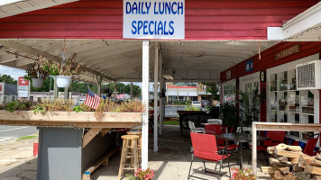 Todd And Shelly's Farm Fresh Cafe Pub outside