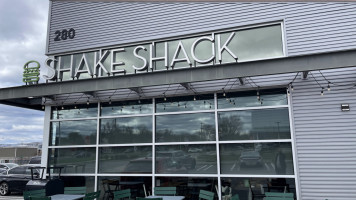 Shake Shack Livingston At The Circle outside