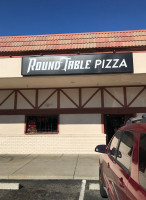 Round Table Pizza outside