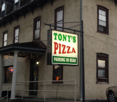 Tony's Pizza outside