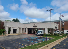 Doubletree By Hilton Grand Rapids Airport outside