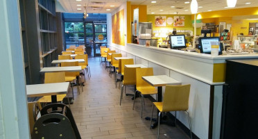 Au Bon Pain inside