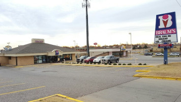 Braum's Ice Cream Dairy Store outside