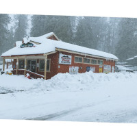 Shaver Lake Pizza outside