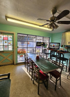 Ozona Pizza inside