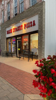 Main Street Pizza outside