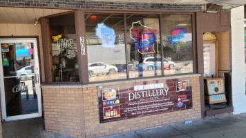 Dells Distillery outside