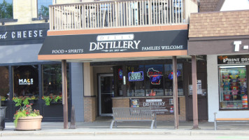 Dells Distillery outside