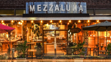 Mezzaluna outside