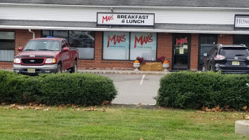 Max's Market Eatery Flemington outside