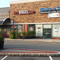 Ike's Bagel Cafe outside