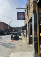 Marshall's Main Street Cafe outside