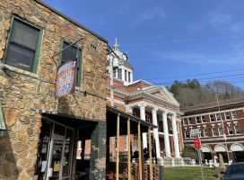 Marshall's Main Street Cafe outside