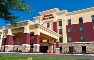 Hampton Inn Suites Tulsa/central outside