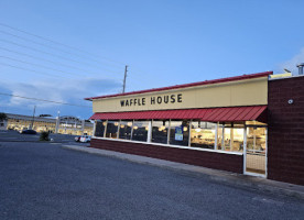 Waffle House In Dest outside