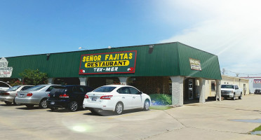 Señor Fajitas outside