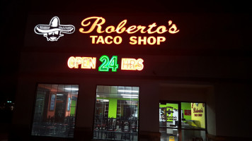 Roberto's Taco Shop outside