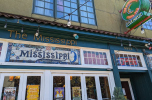 Mississippi Pizza Pub outside