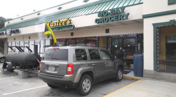 Tastee's Jamaican Cuis outside